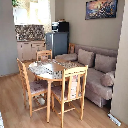 кънтри-лариса פומורי